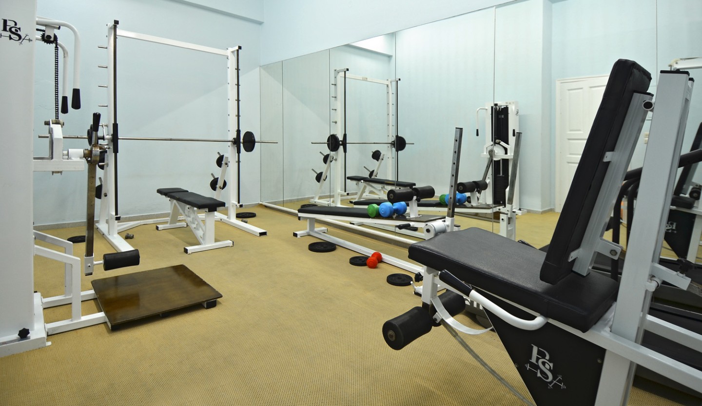 Salle de sports dans l'hôtel Petinos Beach 4étoiles sur l'île de Mykonos dans les Cyclades en Grèce