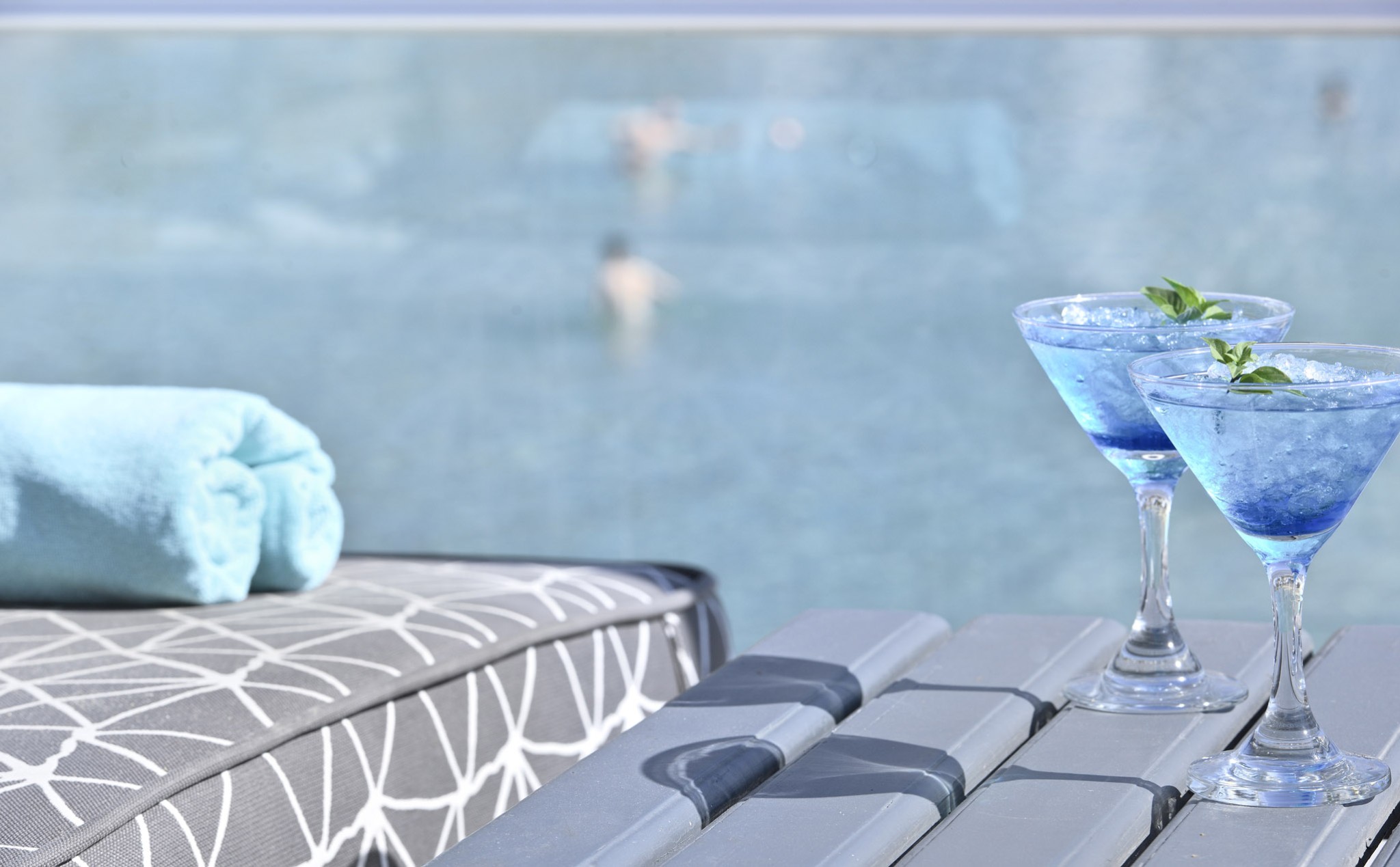 Les différentes couleur de bleu et blanc de l'hôtel Petinos Beach 4étoiles sur l'île de Mykonos dans les Cyclades en Grèce