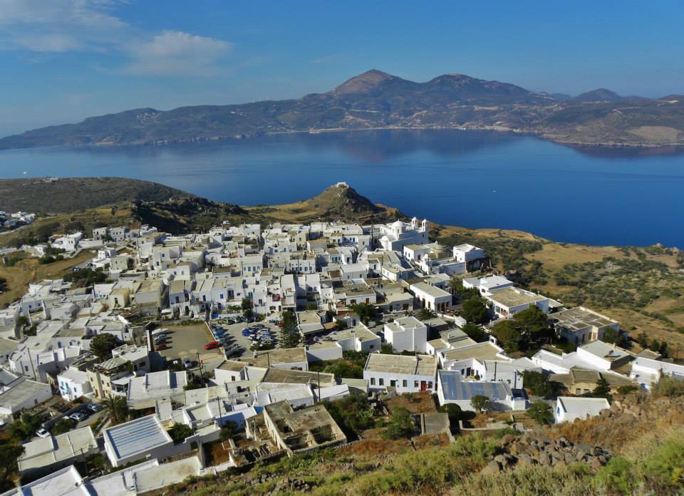 Le village de Plaka sur l'île de Milos dans les îles Cyclades en Grèce