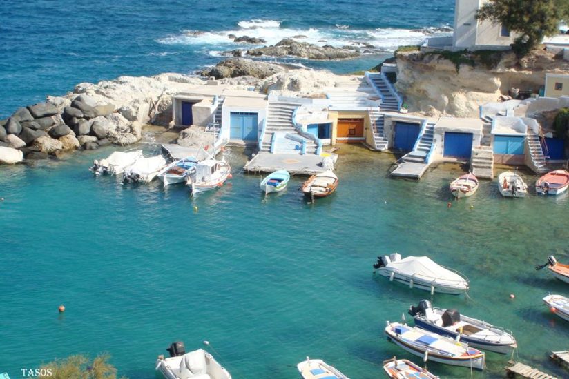 Mandrakia garage des bateaux sur l'île de Milos îles Cyclades Grèce
