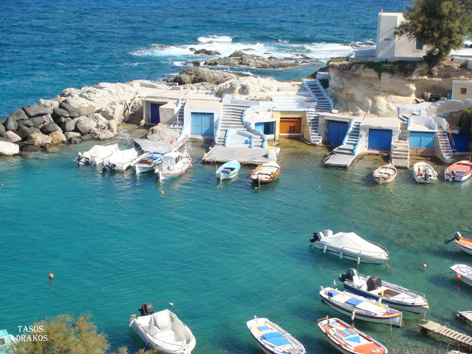 Mandrakia garage des bateaux sur l'île de Milos îles Cyclades Grèce