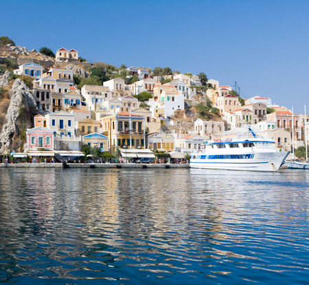 Port de l'île Symi dans les îles du Dodécanèse en Grèce