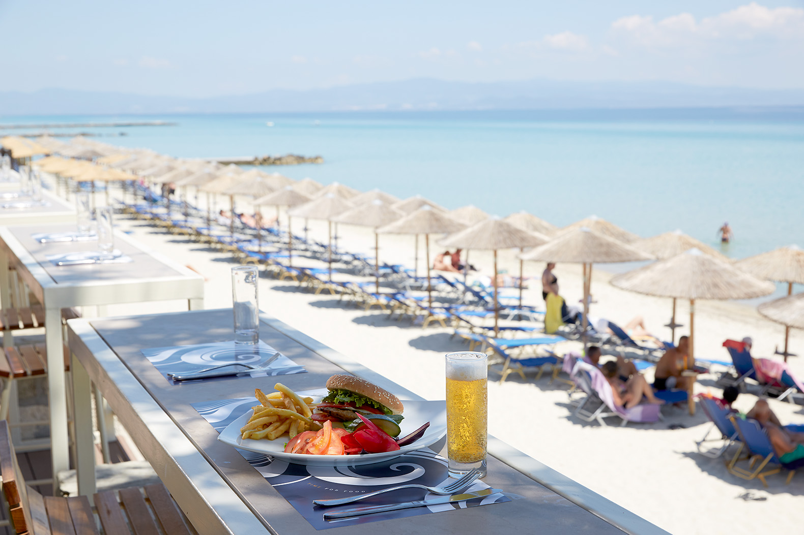 Lunch sur la plage à hôtel Ammon Zeus 5étoiles