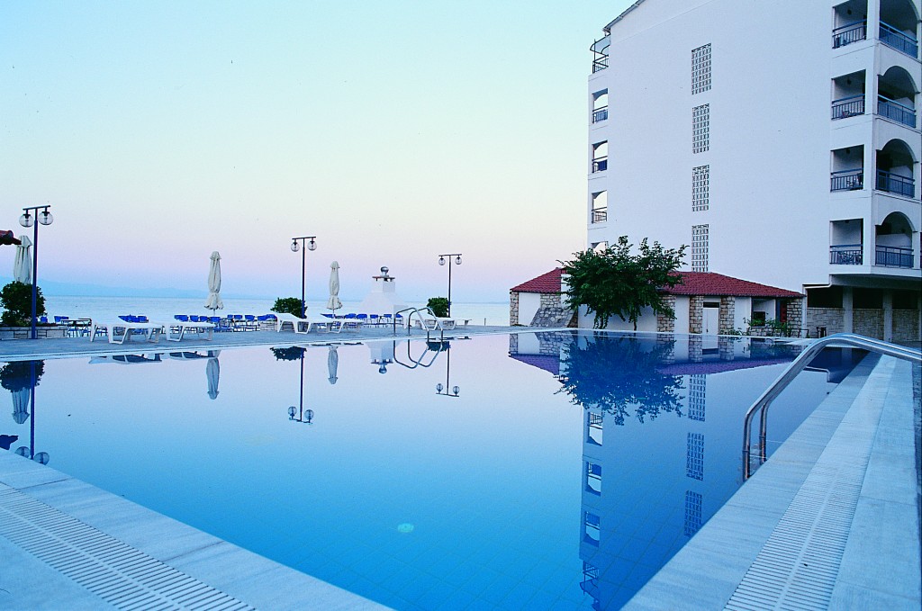 Piscine extérieure de l'hôtel AMMON ZEUS chauffée d'avril à Octobre