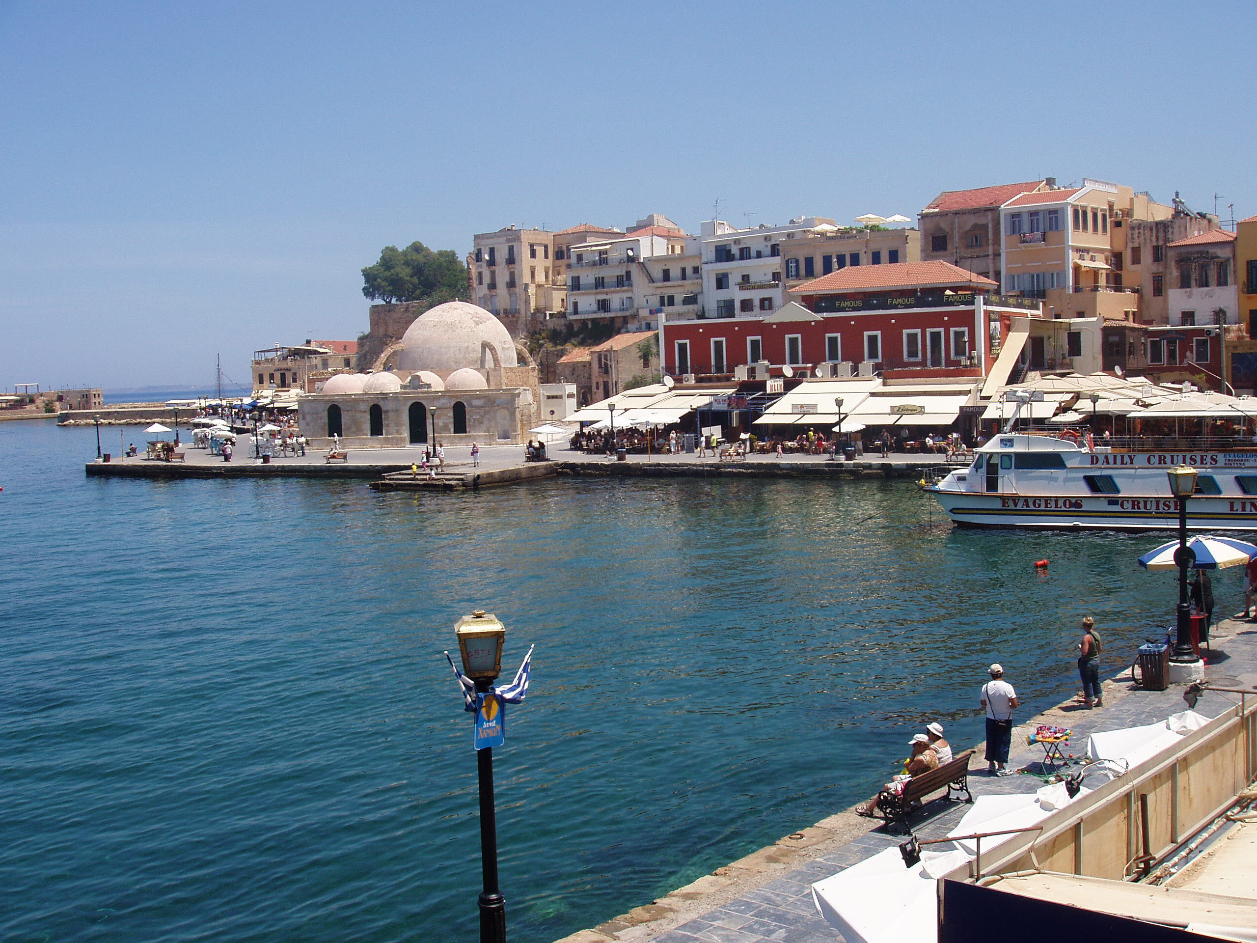 Ancien port de Chania La Canée construit entre 1320 et 1356 par les Vénitiens, avec phare restauré, boutiques et restaurants