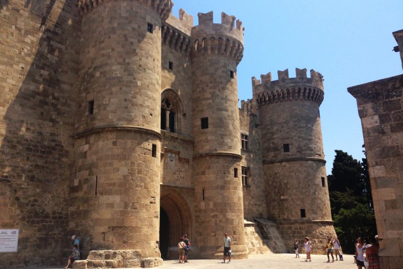 Le Palais des grands maîtres de Rhodes ou palais des chevaliers est un édifice monumental et fortifié situé sur l'île de Rhodes.