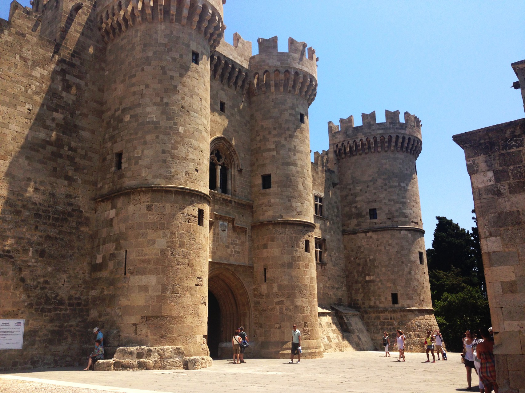 Le Palais des grands maîtres de Rhodes ou palais des chevaliers est un édifice monumental et fortifié situé sur l'île de Rhodes.