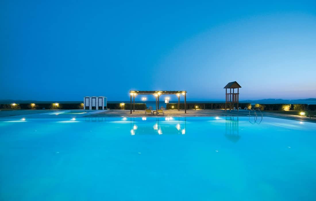 Piscine de l'hôtel Tinos Beach sur l'île de Tinos îles Cyclades