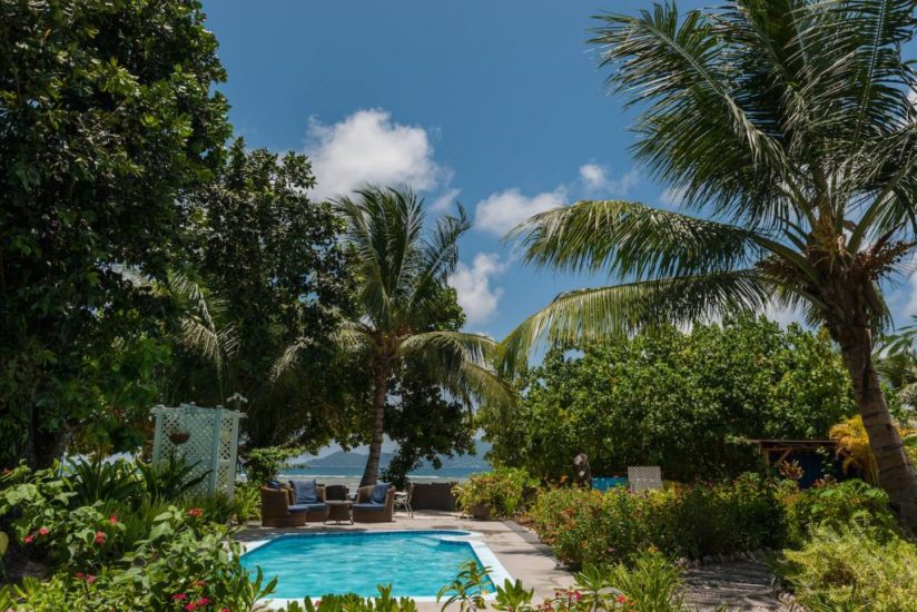 Jardin et piscine Le Repaire hotel