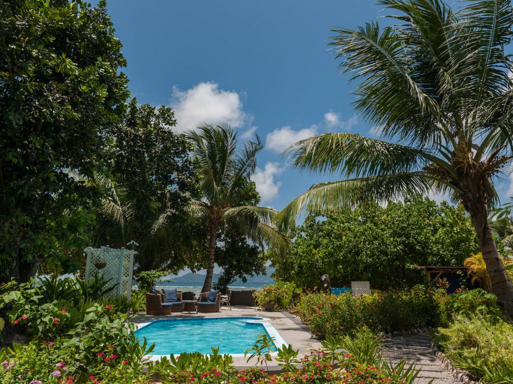 Jardin et piscine Le Repaire hotel