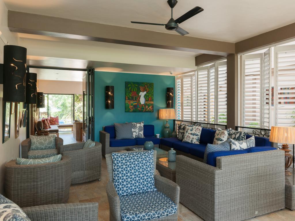 Lounge de l'hôtel Le Repaire La Digue