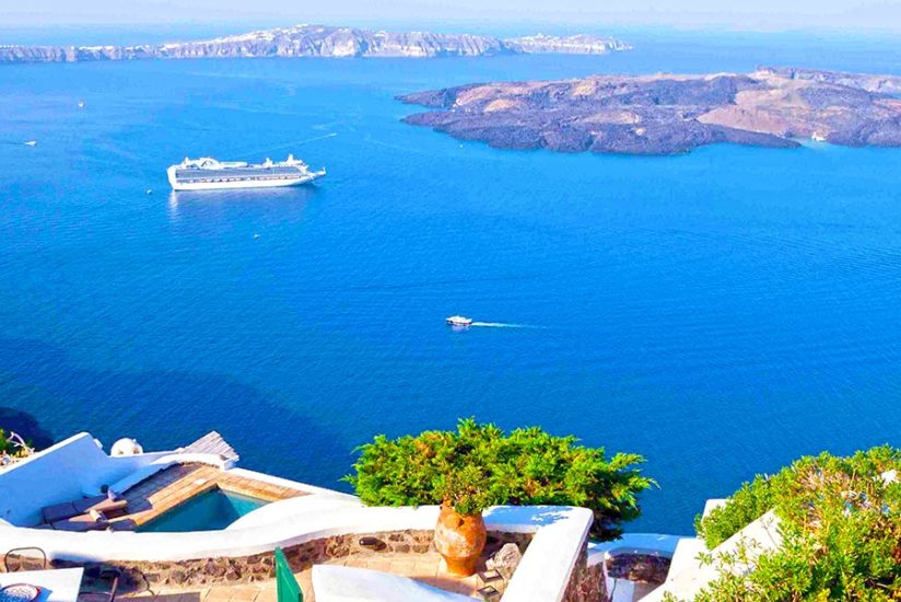 Vue panoramique de la caldeira de Santorin