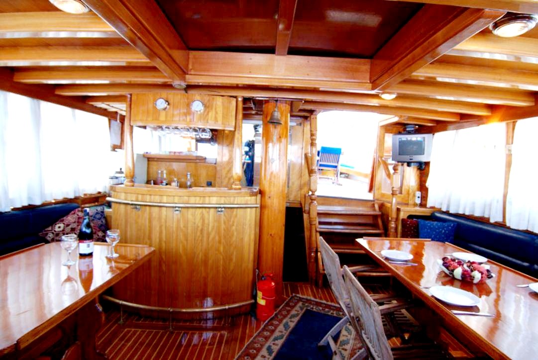 Salon sur la goélette de croisière dans les Cyclades