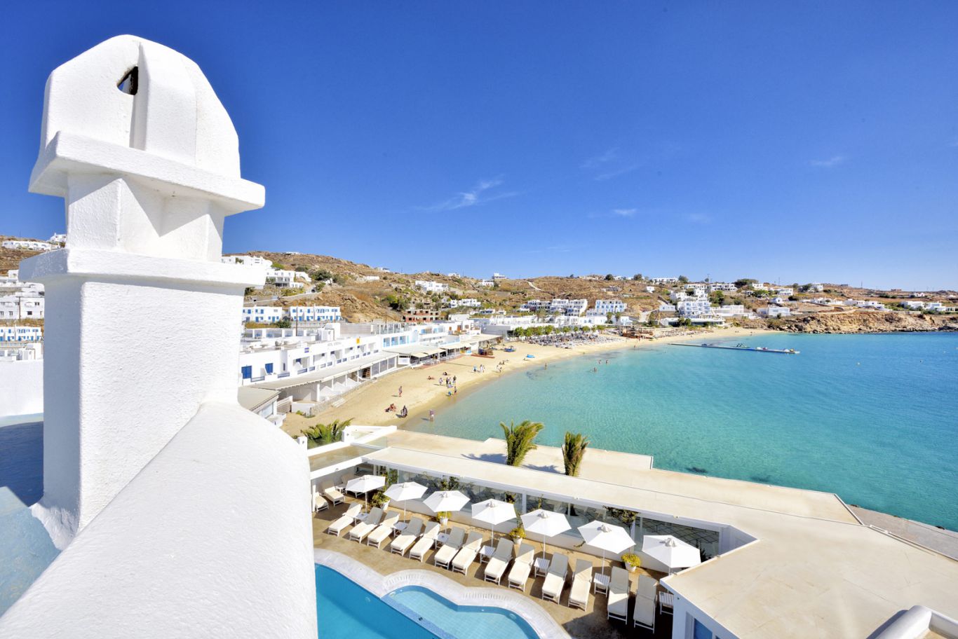 piscine et vue sur la plage de plati gialos à Mykonos