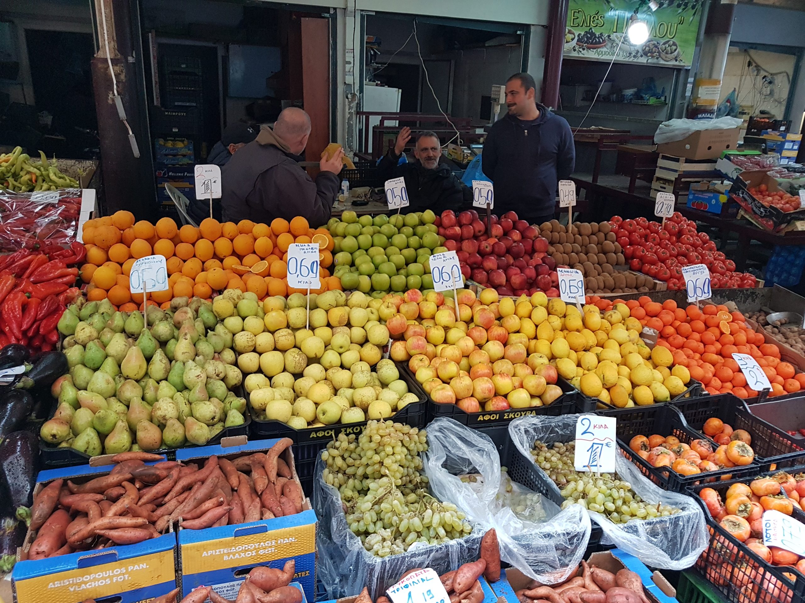 étalage fruits et légumes marché populaire en ville d'Athènes