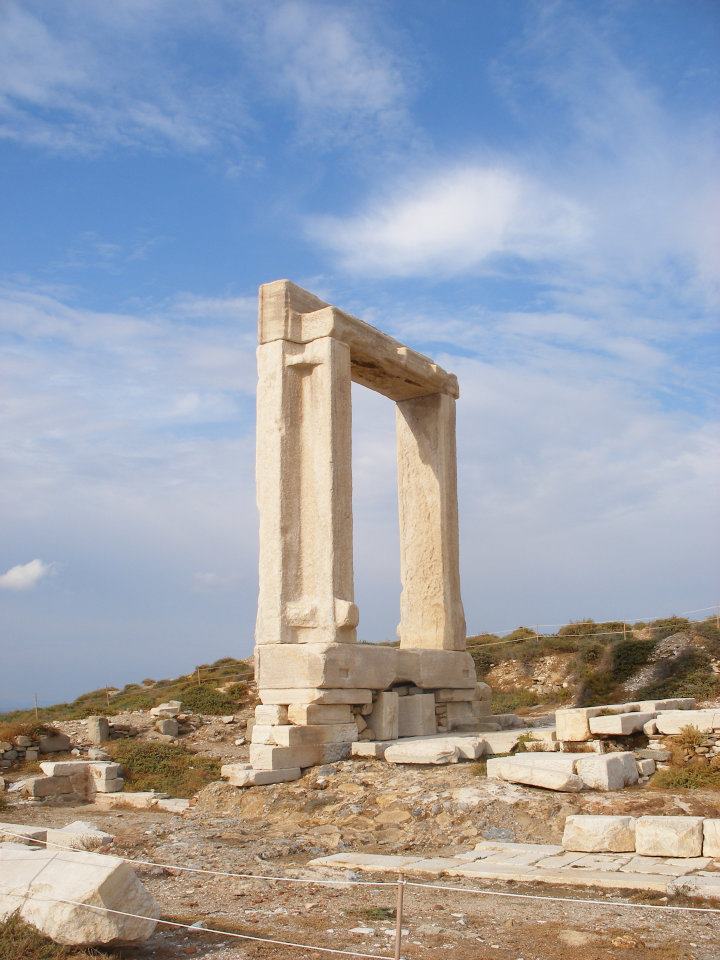 La porte de Naxos site archéologique île Cyclades mer égée Grèce