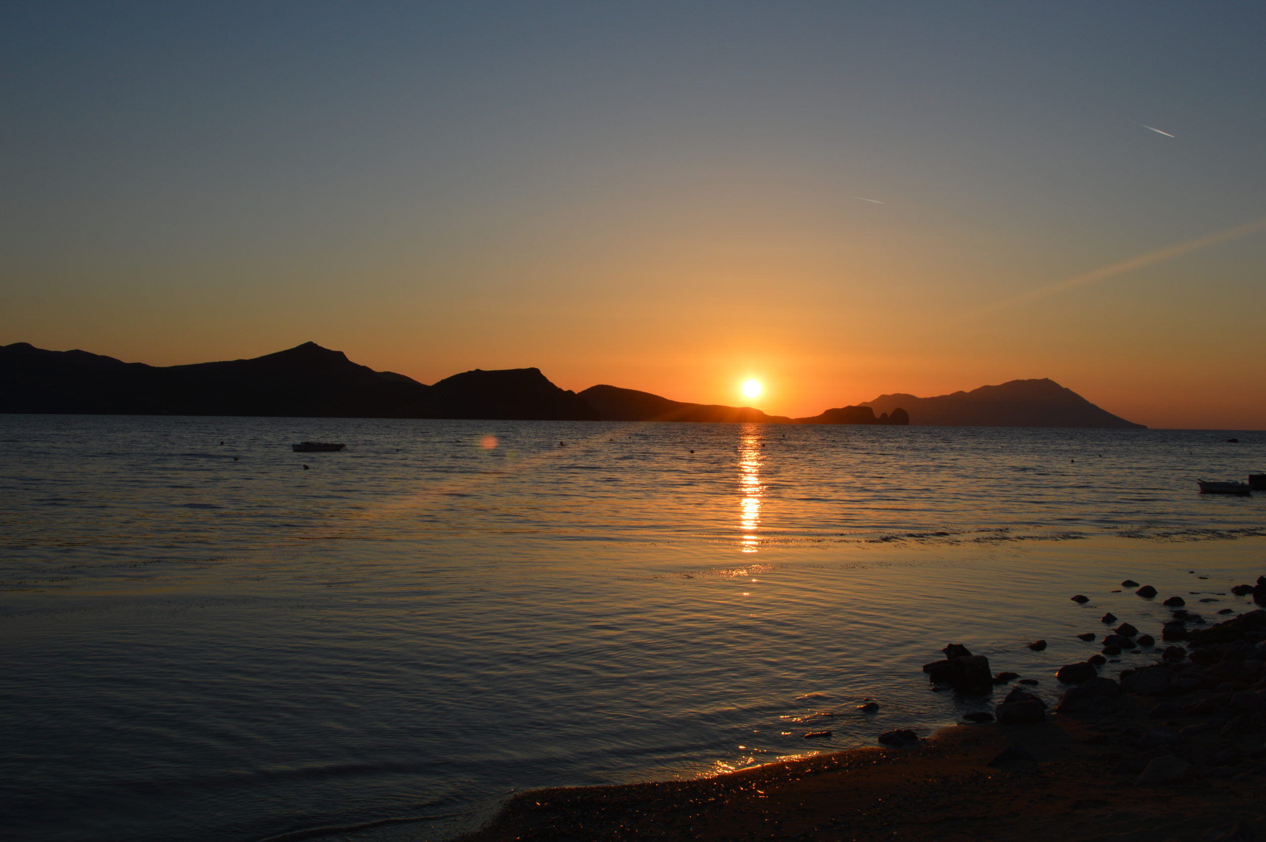 coucher de soleil sur l'île de Milos îles Cyclades Grèce