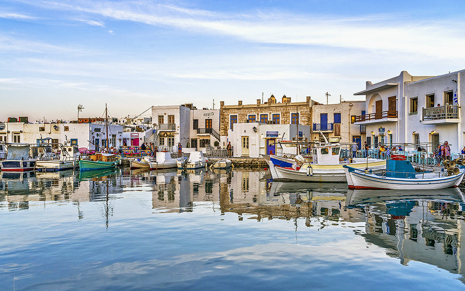 Port de Naoussa île de Paros îles Cyclades Grèce