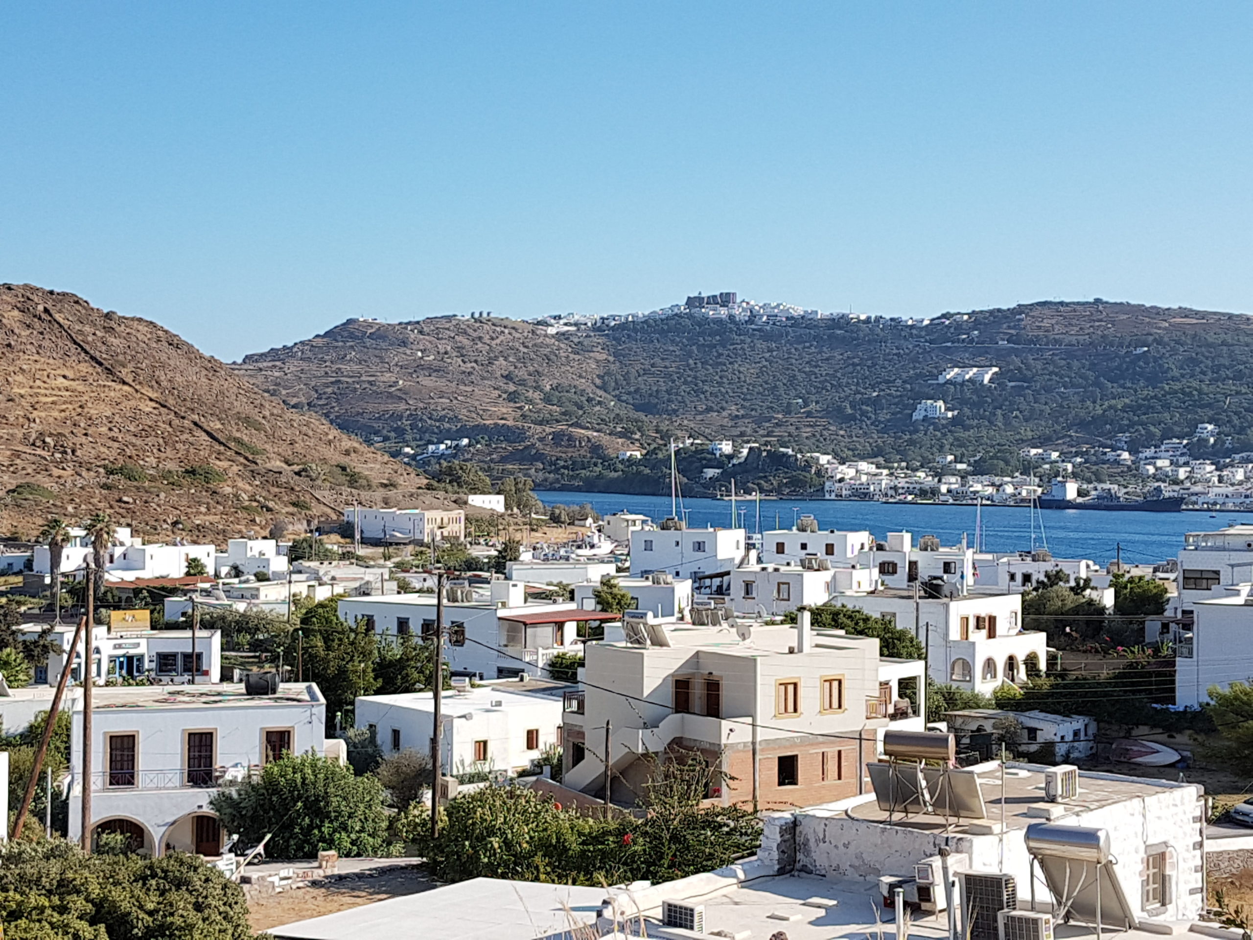 île de Patmos au loin le Monastère de St-Jean