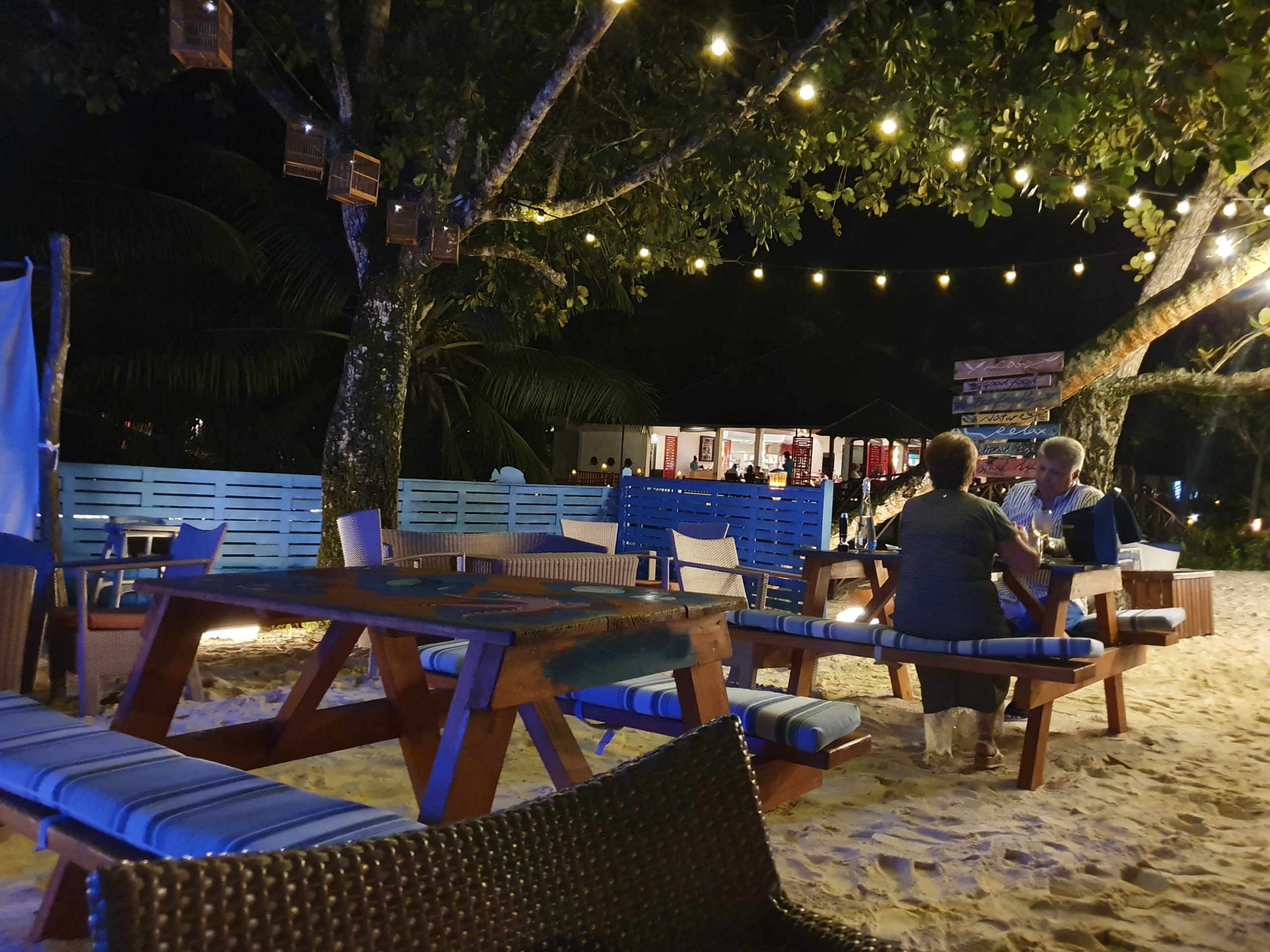 Hôtel Hilton Labriz restaurant spécialités de la mer avec pieds nus