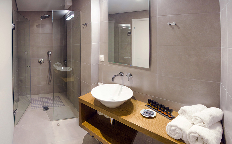 salle de bains avec douche à l'italienne