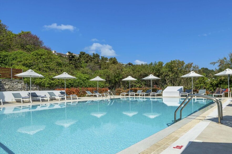 Piscine de l'hôtel Ammon Zeus situé à Kallithea en Chalcidique en Grèce du nord