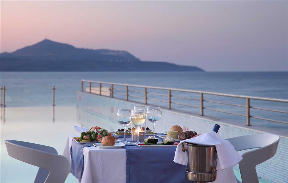 jardin sur le toit avec piscine et restaurant vue mer