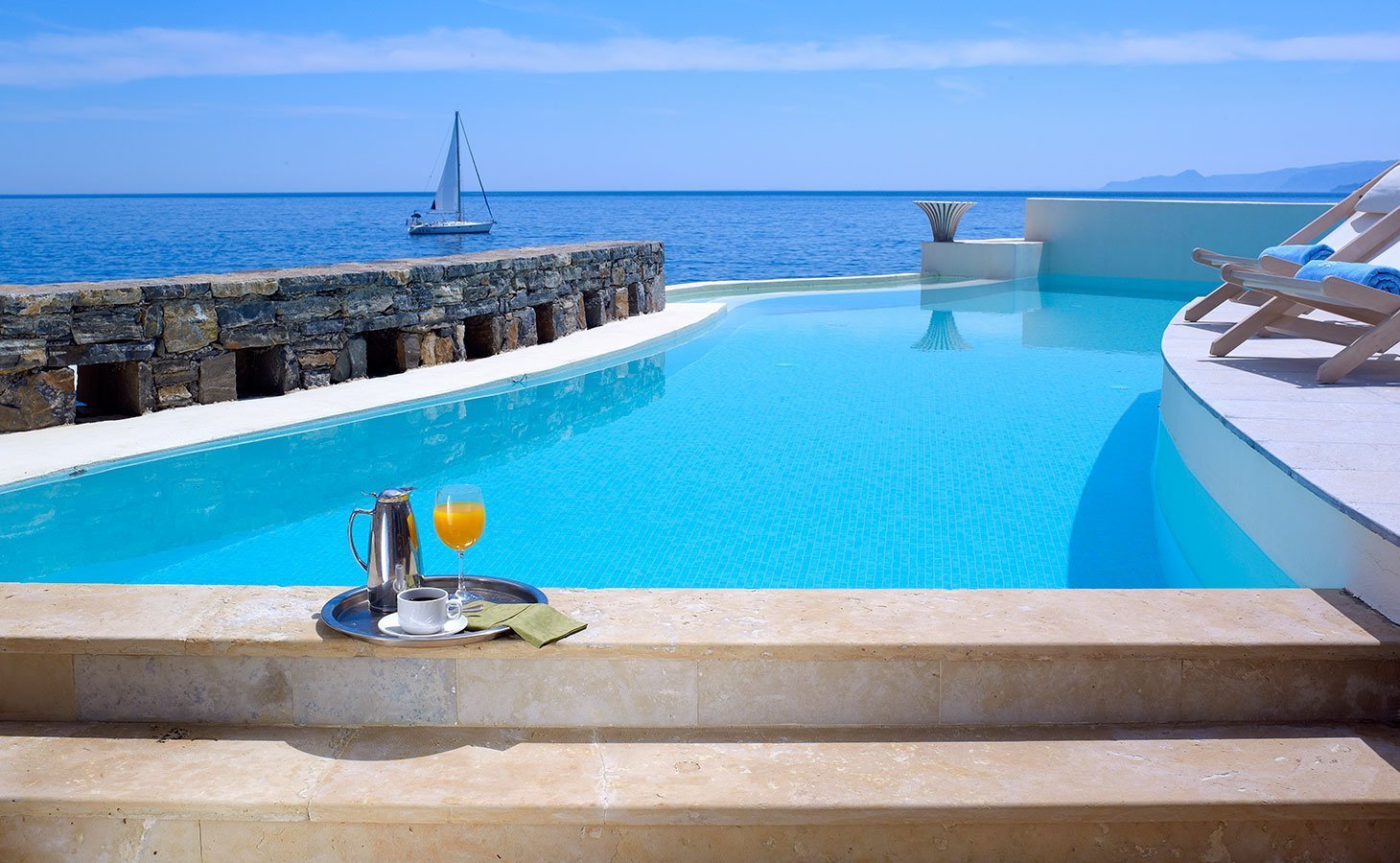 club studio suite avec piscine privée front de mer à l'hôtel St.Nicolas Bay en Crète Grèce