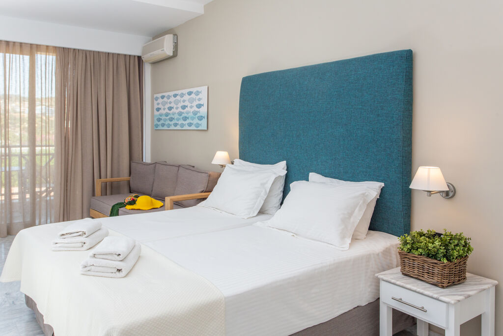 Chambre double supérieure vue montagne à l'hôtel Paralos Irini Mare à Agia Galini en Crète et sur la mer de Lybie