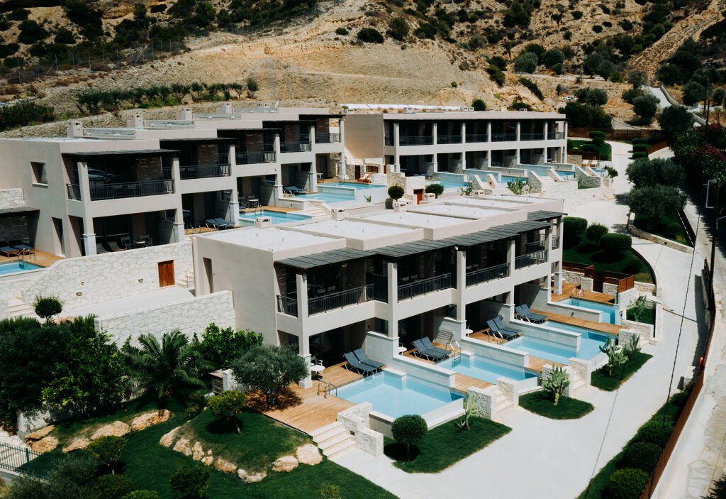 Vue de l'hôtel Paralos Irini Mare 4étoiles plus situé à Agia Galini sur la mer de Lybie