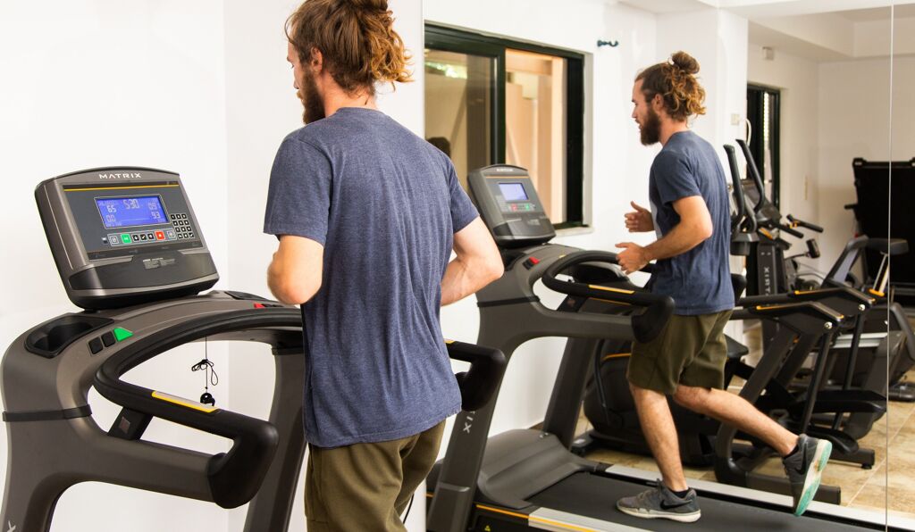 Salle de fitness, gym à l'hôtel Paralos Irini Mare à Agia Galini dans le sud de la Crète