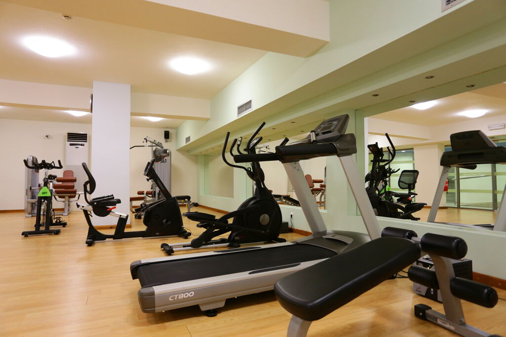 Salle de gymnastique fitness dans l'hôtel Paralos Kosta Mare Resort en Crète du nord bord de mer
