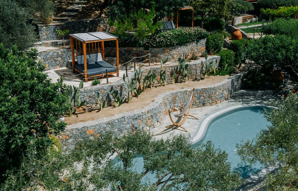 Vue sur la piscine de l'hôtel Paralos Irini Mare à Agia Galini