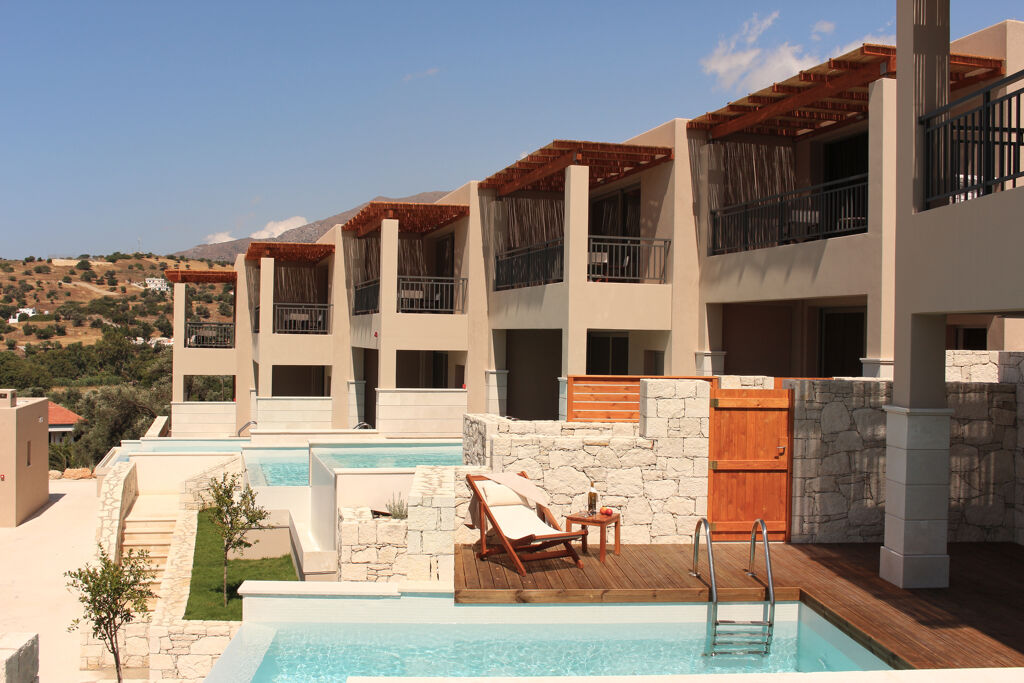 Junior Suite piscine privée vue mer à l'hôtel Paralos Irini Mare à Agia Galini dans le sud de la Crète