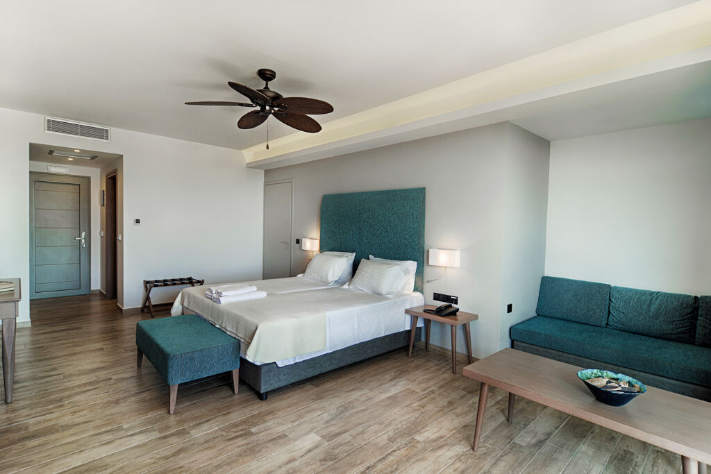 Junior Suite vue mer à l'hôtel Paralos Irini Mare à Agia Galini dans le sud de la Crète au bord de la mer de Lybie