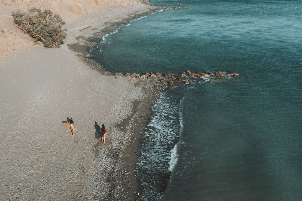 plage de l'hôtel Paralos Irini Mare à Agia Galini qui se trouve à une distance de 100mètres