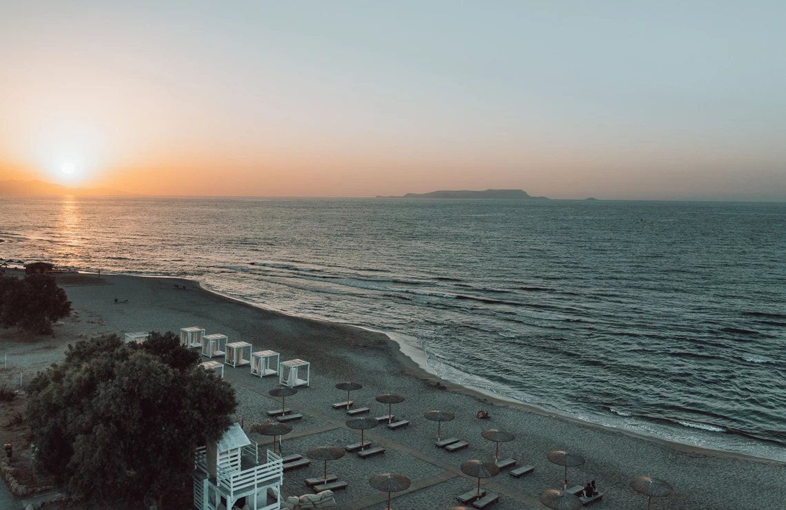 Bord de mer de l'hôtel Paralos Kosta Mare Resort en Crète du nord