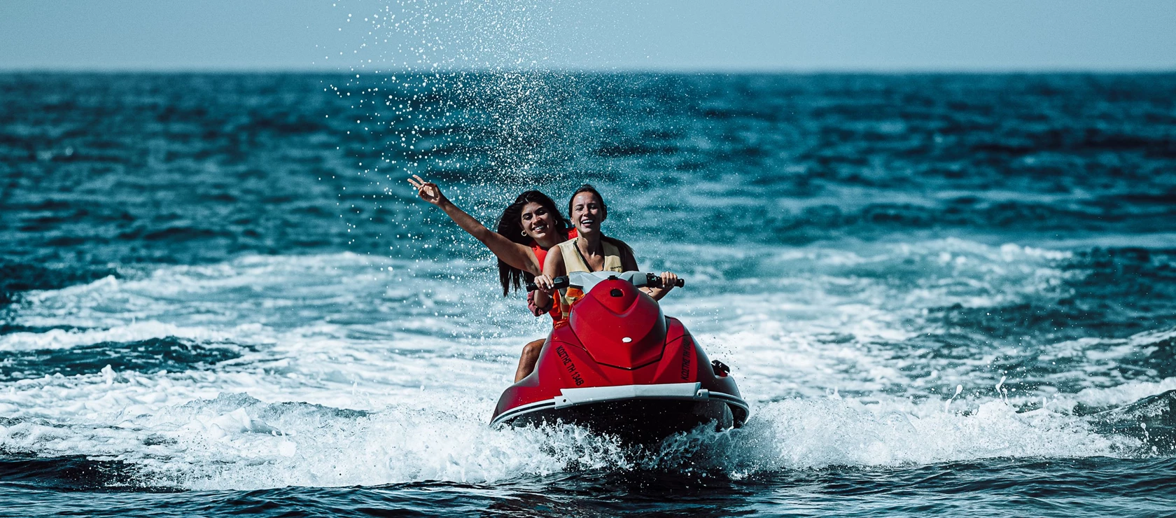 Sports nautiques à la plage de l'hôtel Paralos Kosta Mare Resort en Crète du nord