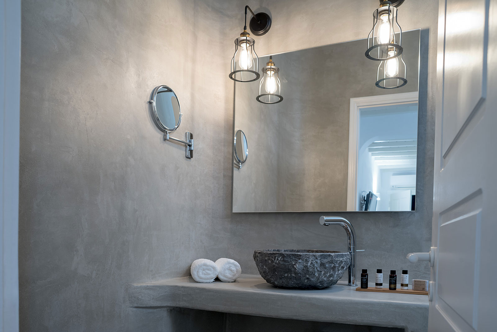 Salle de bains dans la Suite Junior face à la piscine de l'hôtel Cova Mykonos Suites