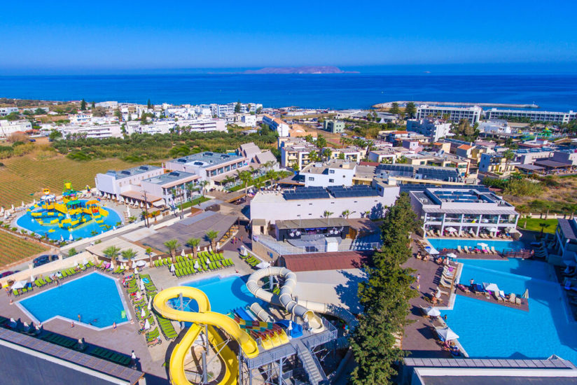 Vue générale de l'hôtel Gouves Waterpark Holidays hotel en Crète situé sur la côte nord de l'île Vue générale de l'hôtel Gouves Waterpark Holidays hotel en Crète situé sur la côte nord de l'île