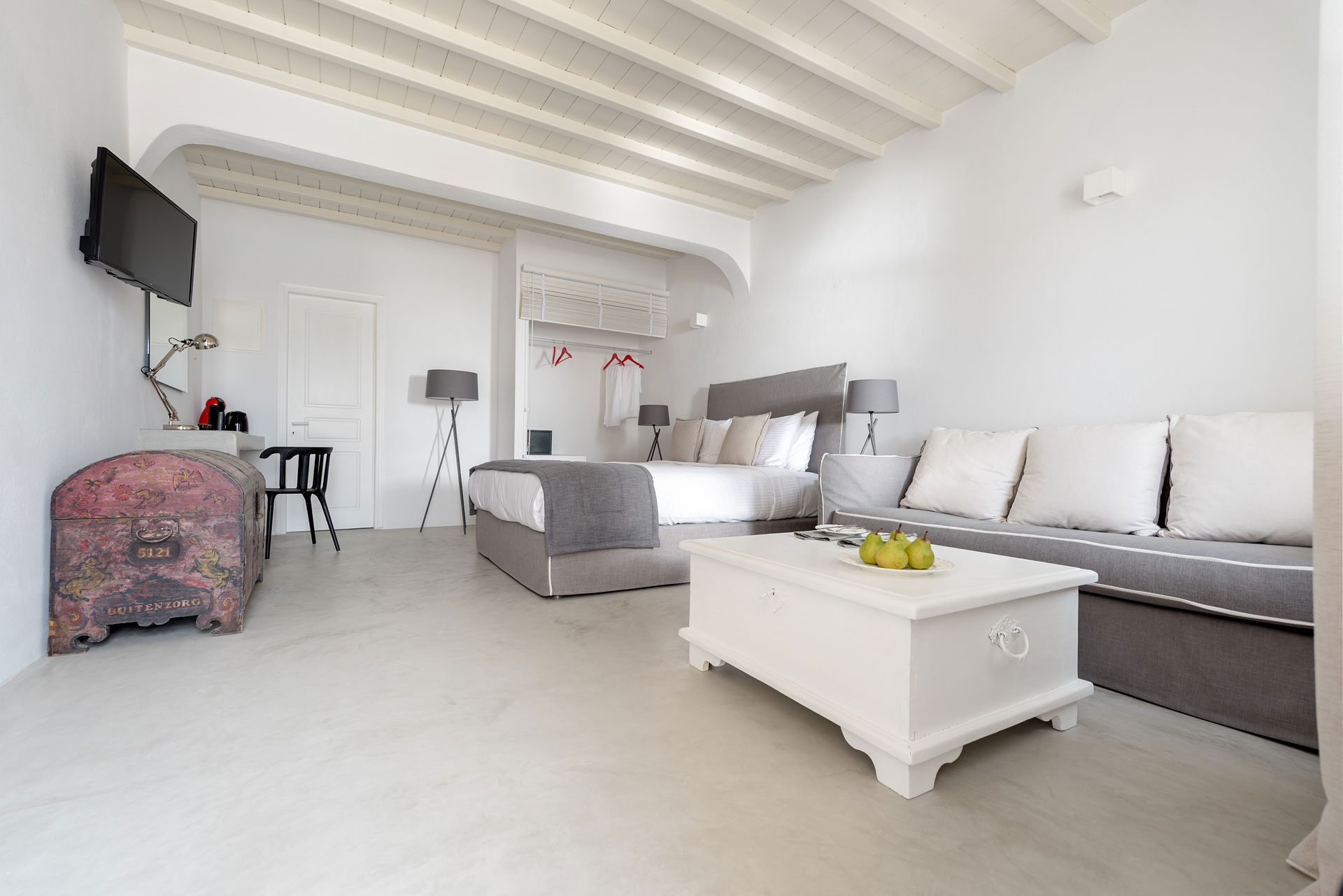 Suite Supérieure face à la piscine à l'hôtel COVA Mykonos Suites