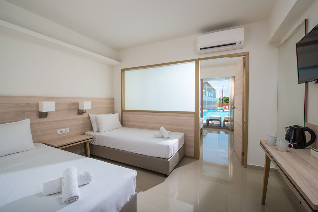 Chambre famille Swim Up 2 à l'hôtel Gouves Waterpark Resort situé sur la côte nord de l'île de Crète en Grèce