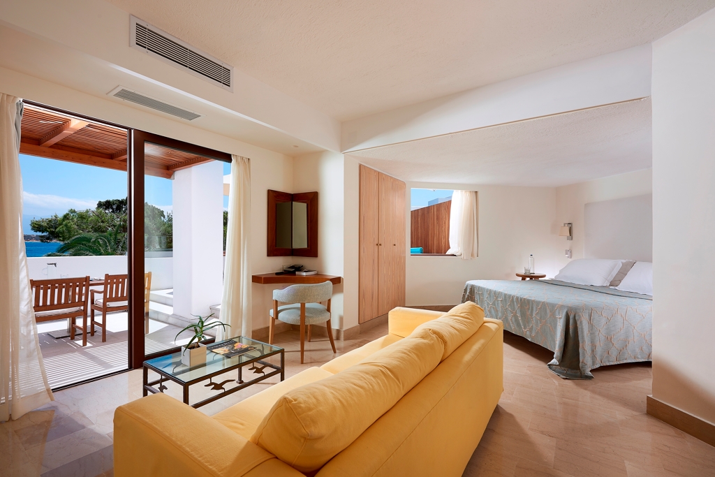 Junior Suite avec Jacuzzi extérieur à St.Nicolas Bay Boutique hôtel de Luxe situé à Aghios Nicolaos en Crète