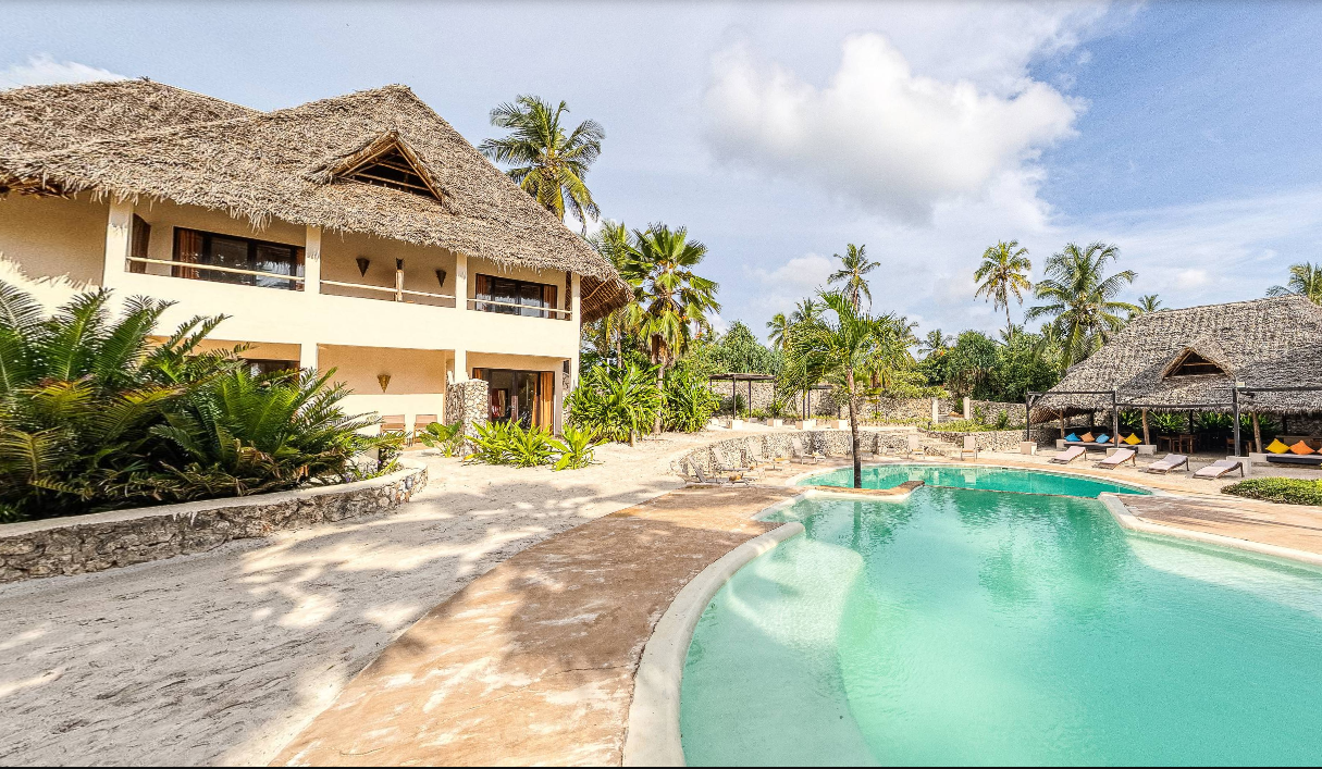 Vue sur les chambres Deluxe devant la piscine de l'hôtel Zanzibar Pearl Boutique hôtel à Matemwe sur l'île de Zanzibar en Tanzanie