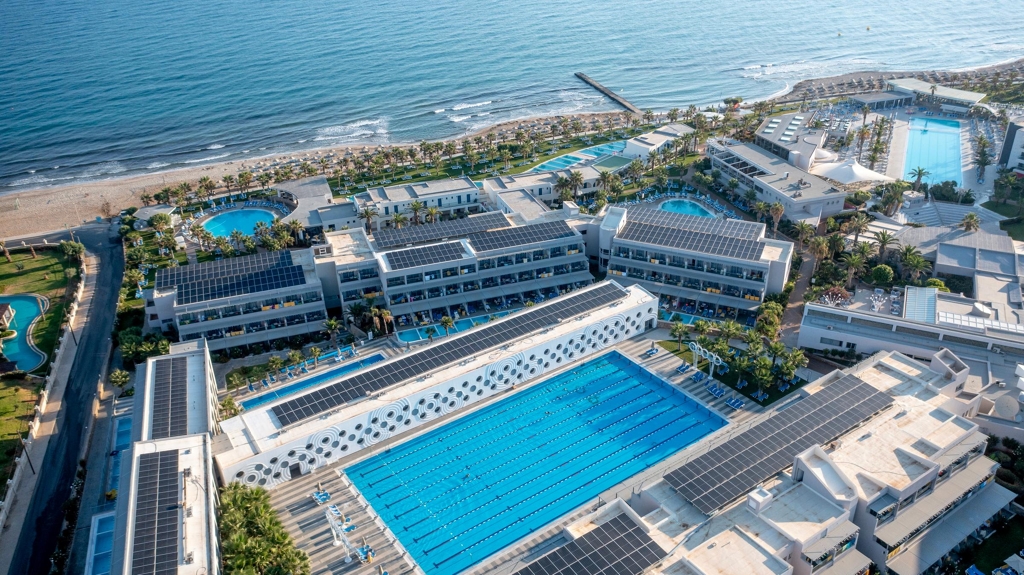Piscine olympique de l'hôtel Lyttos Beach situé à Analypsis en Crète Grèce