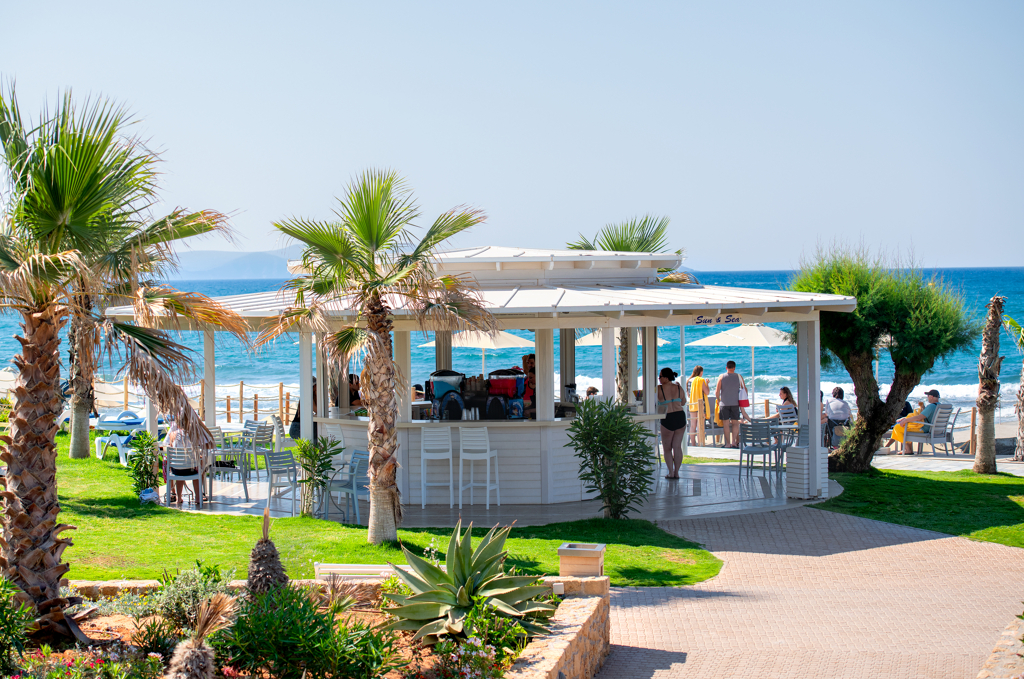 Bar de la plage de l'hôtel Lyttos Beach à Analipsis en Crète du nord en Grèce
