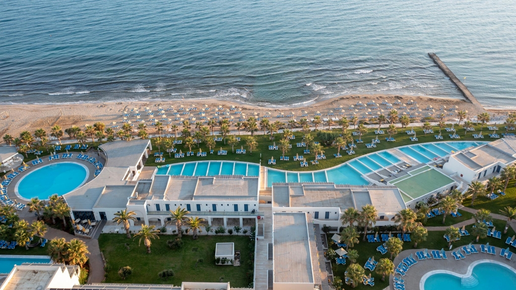 Vue sur les suites front de mer avec piscines privées à l'hôtel Lyttos Beach 5étoiles en all Inclusive en Crète Grèce
