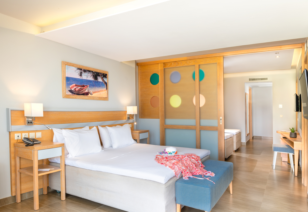 Chambre familiale avec porte coulissante pour 2 adultes + 1-2 enfants jusqu'à 12ans vue jardin à l'hôtel Lyttos Beach situé à Analypsis en Crète du nord