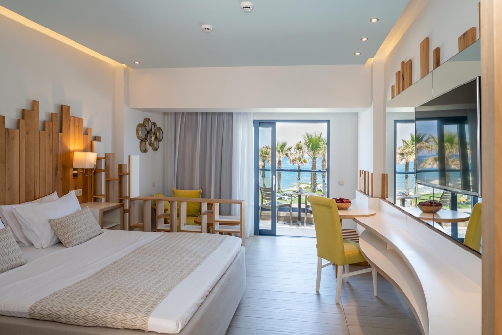 Suite avec piscine partagée front de mer à l'hôtel Lyttos Beach à Analypsis en Crète du Nord