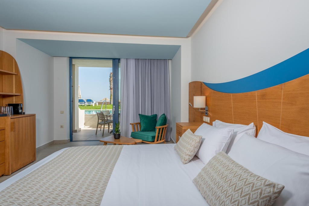 Junior suite front de mer vue mer avec piscine privée à l'hôtel Lyttos Beach situé à Analypsis en Crète du nord